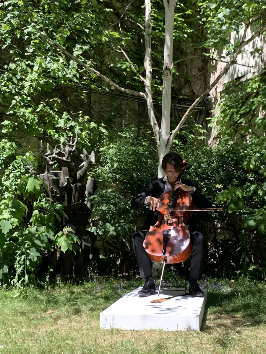 Image du carousel qui illustre: Un violoncelle au jardin | Jérémie Maillard au musée Zadkine à Paris