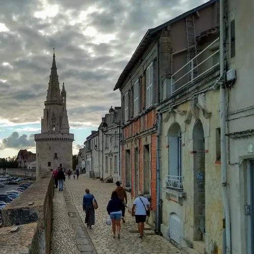 Image du carousel qui illustre: Rue sur les Murs à La Rochelle