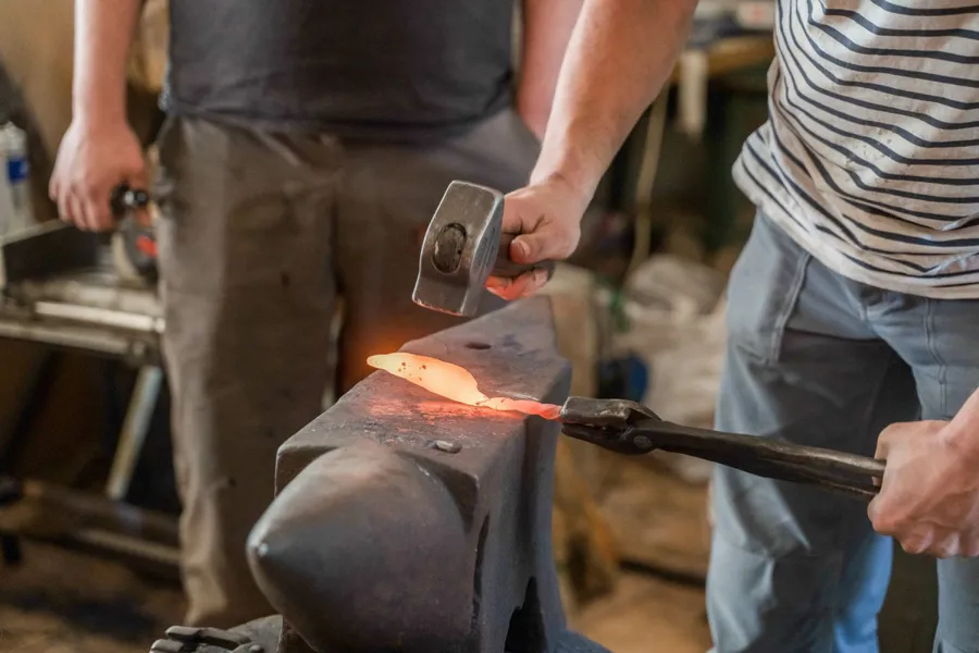 Image du carousel qui illustre: Forgez vos couteaux droits à Saint-André-de-Majencoules