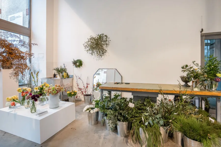 Image du carousel qui illustre: Composez votre centre de table en fleurs fraîches à Paris