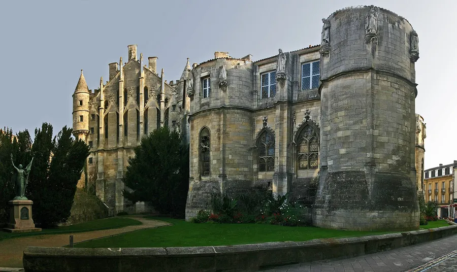 Image du carousel qui illustre: Palais des ducs d'Aquitaine à Poitiers