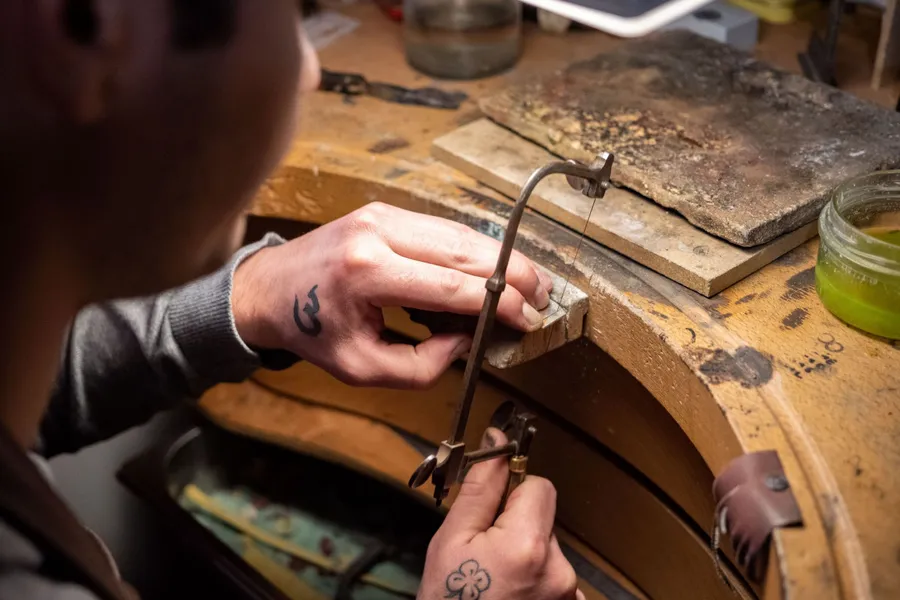 Image du carousel qui illustre: Créez votre bague sertie en argent à Lyon