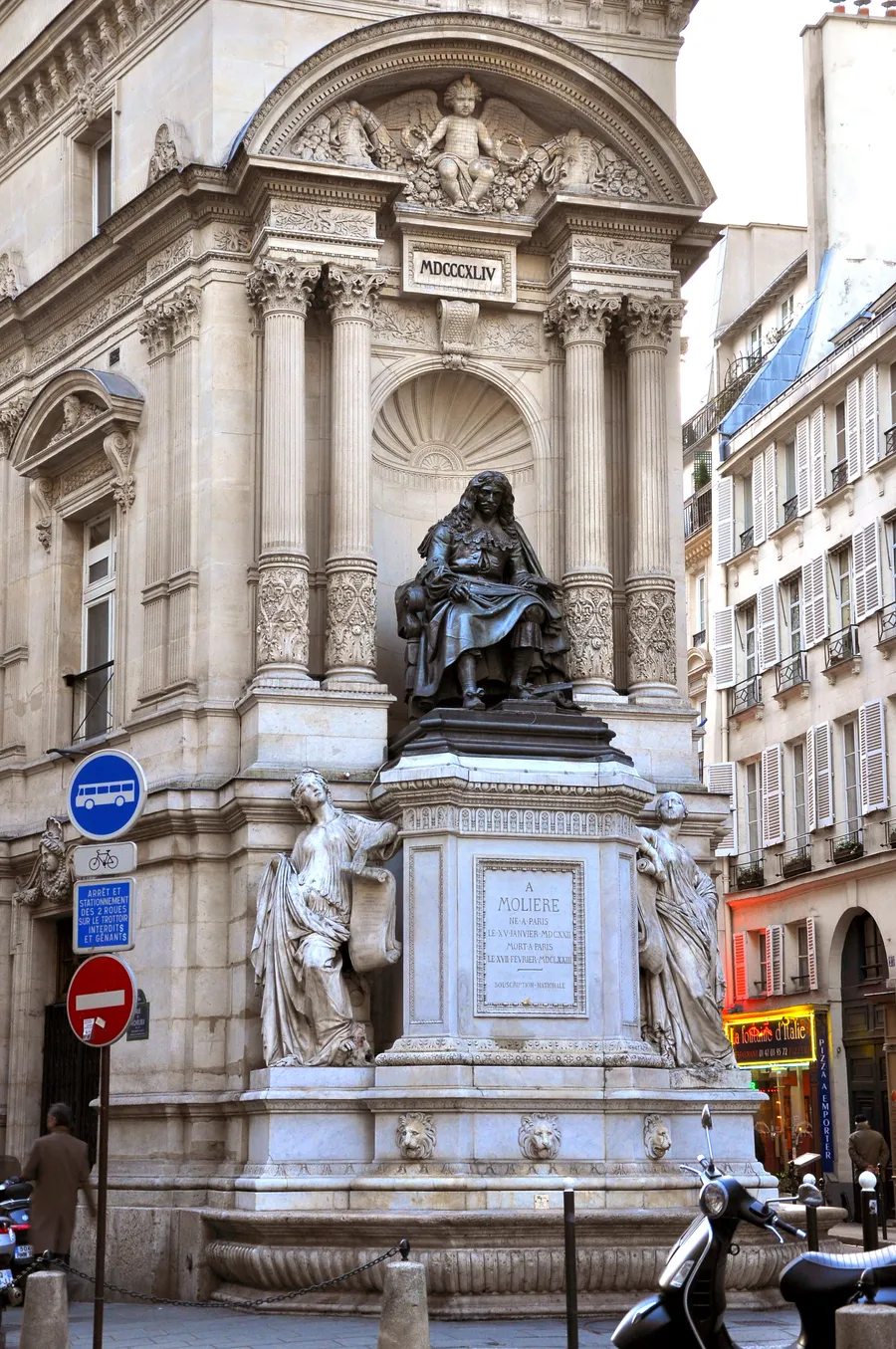 Image du carousel qui illustre: La fontaine Molière à Paris