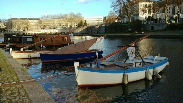 Image du carousel qui illustre: A la découverte des bateaux du patrimoine sur l'Erdre                              Expositions et médiations des bateaux à quai à Nantes