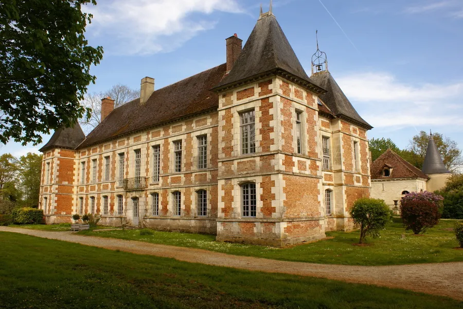 Image du carousel qui illustre: Découvrez les magnifiques extérieurs d'un château aubois en visite commentée à Villemereuil