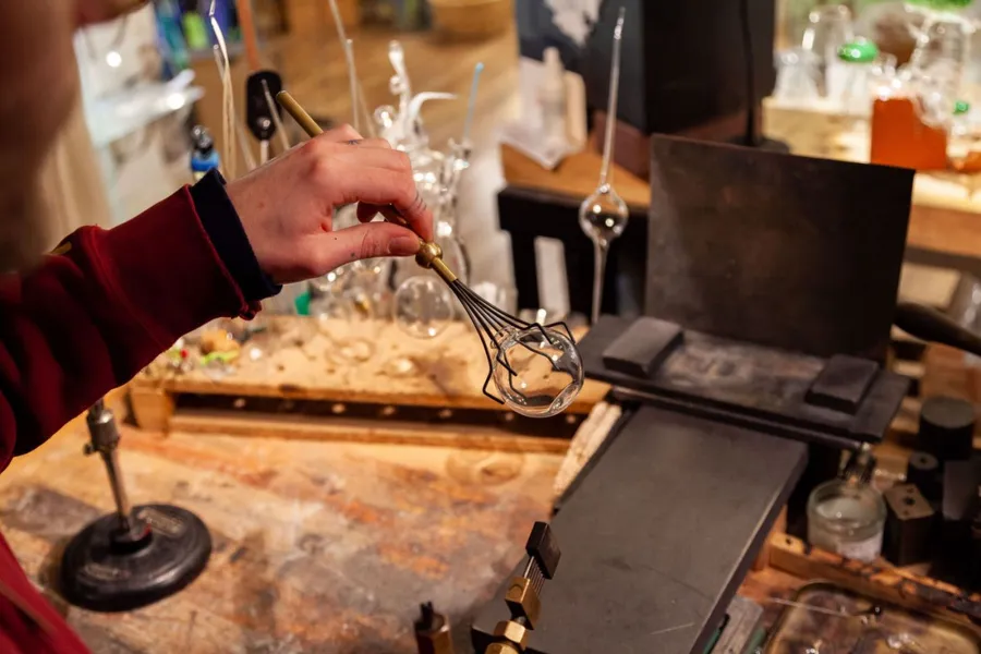 Image du carousel qui illustre: Soufflez votre flacon de parfum en verre à Lyon