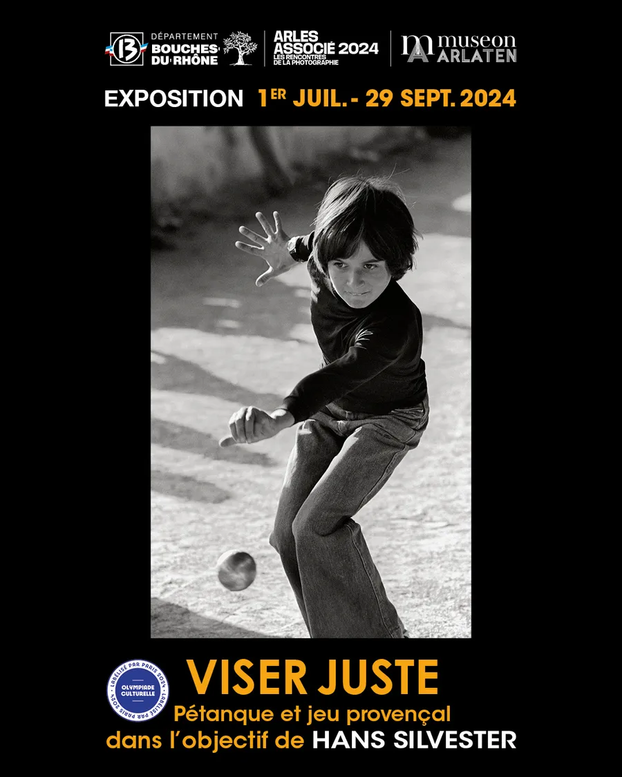 Image du carousel qui illustre: Visite Exposition Viser juste : pétanque et jeu provençal dans l’objectif de Hans Silvester à Arles