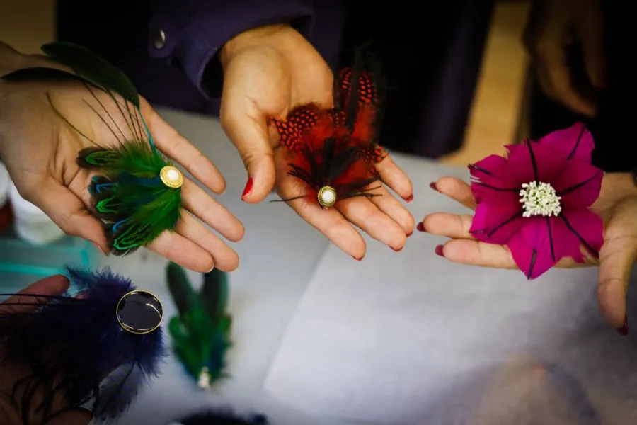 Image du carousel qui illustre: Fabriquez votre broche en plumes à Paris