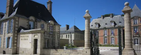 Image du carousel qui illustre: Visite guidée de la préfecture et du jardin à Alençon