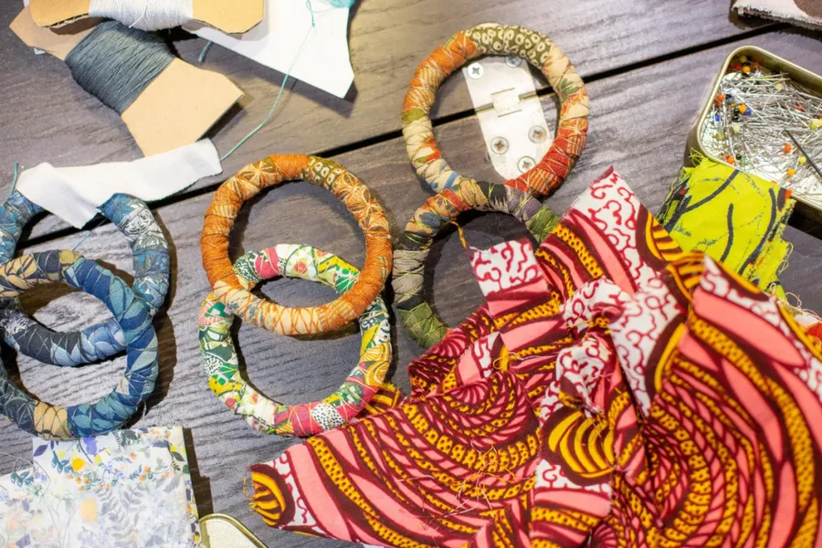 Image du carousel qui illustre: Créez votre trio de bracelets tout en couleurs à Suresnes