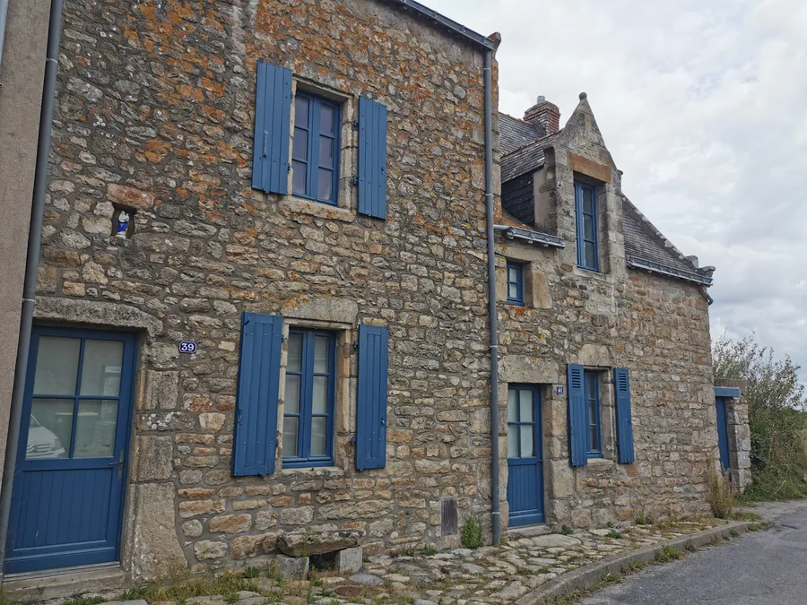 Image du carousel qui illustre: Enquête dans les villages paludiers à Batz-sur-Mer