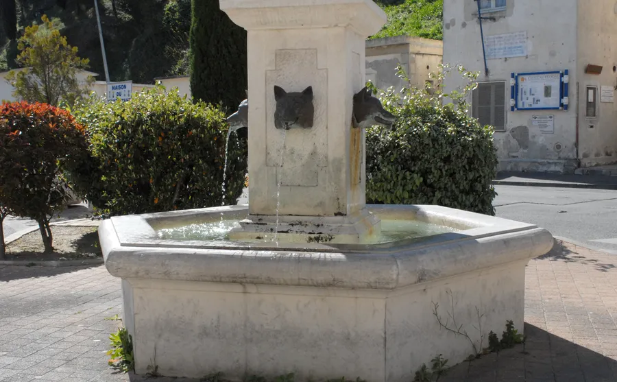 Image du carousel qui illustre: Fontaine Des Quatre Renards à Châteaurenard