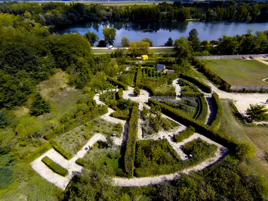 Image du carousel qui illustre: Jardins Labyrinthe De Vignes à Quincy