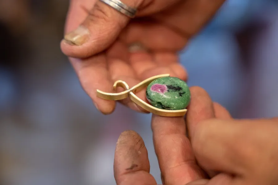 Image du carousel qui illustre: Créez un pendentif en laiton avec pierre incrustée à Montpellier