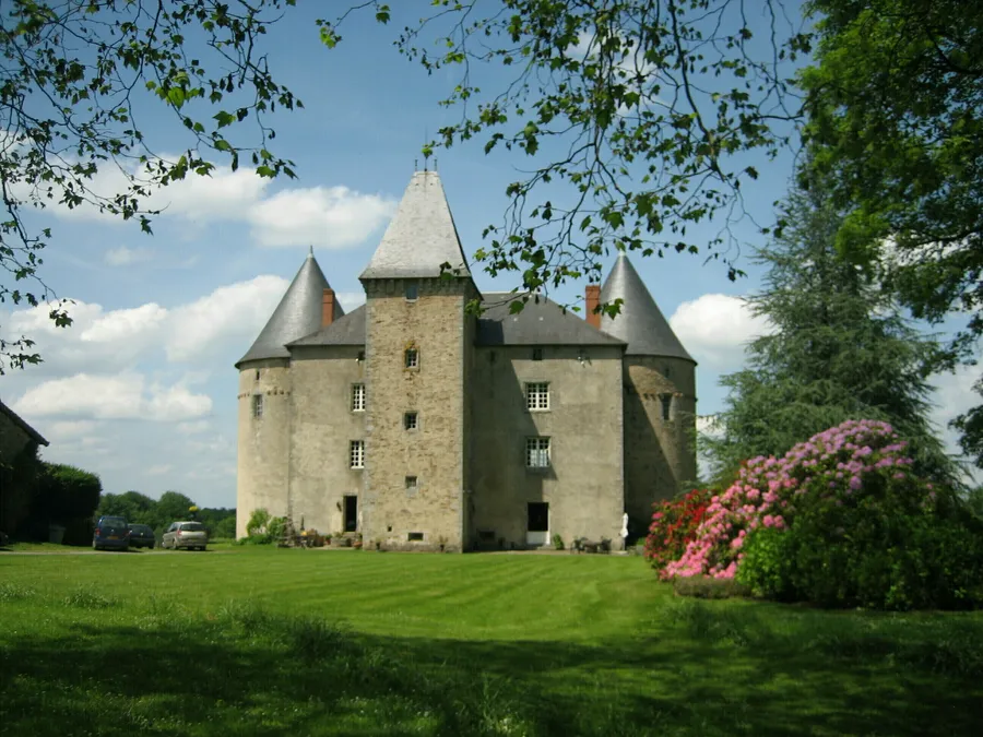Image du carousel qui illustre: Visite commentée du château, de la grange médiévale et du musée des Automates à Champagnac-la-Rivière