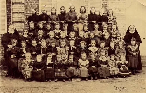 Image du carousel qui illustre: Les classes de l'école du village de 1895 à aujourd'hui à Blangy-sur-Ternoise