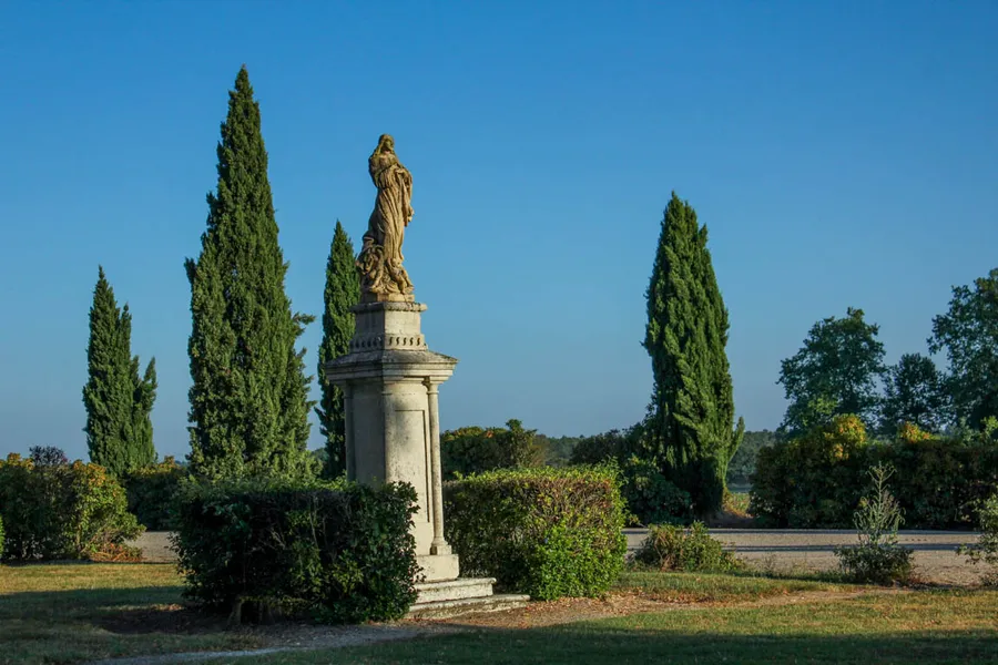 Image du carousel qui illustre: Sainte-maure-de-peyriac, L'arbre Et Le Cep à Sainte-Maure-de-Peyriac