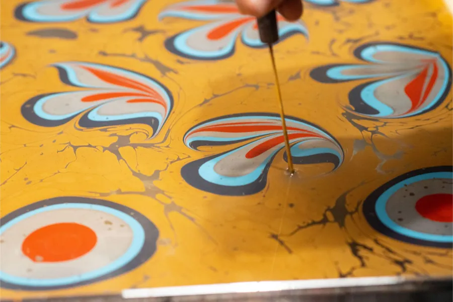 Image du carousel qui illustre: Créez votre oeuvre en papier marbré à Paris