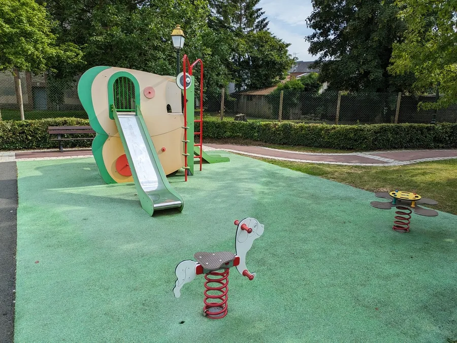Image du carousel qui illustre: Aire De Jeux Pour Enfants De Moyaux à Moyaux