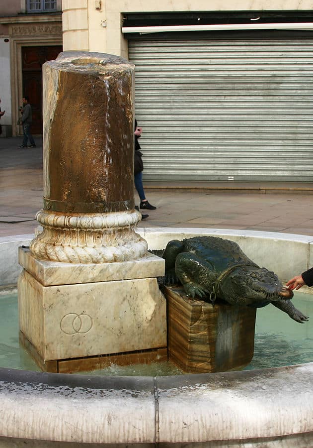 fontaine aux crocodiles place du marche nimes