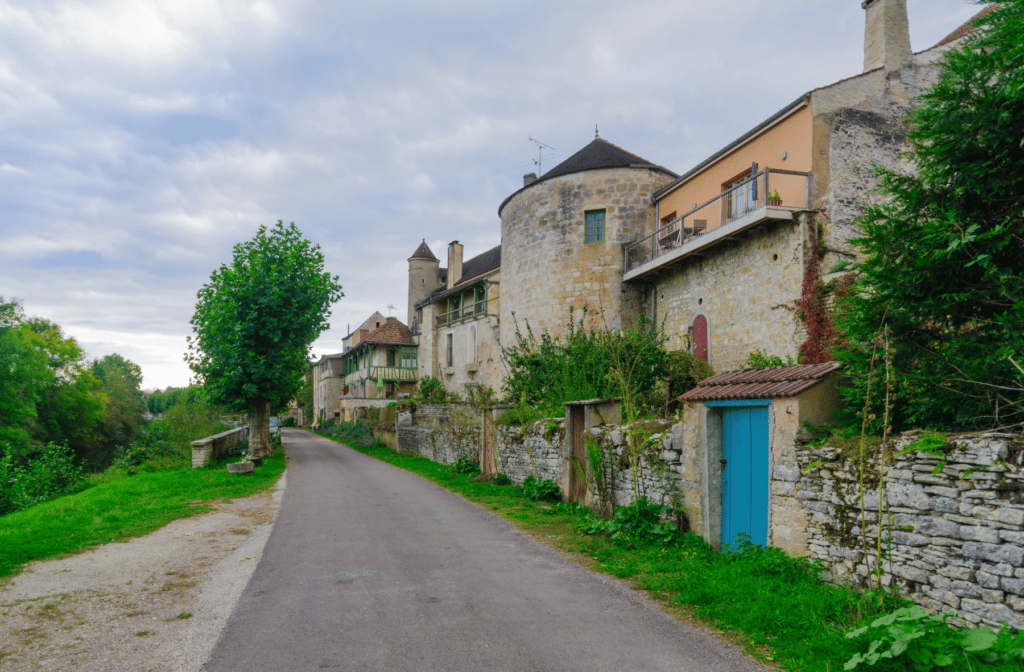 Noyers-sur-Serein village bourgogne