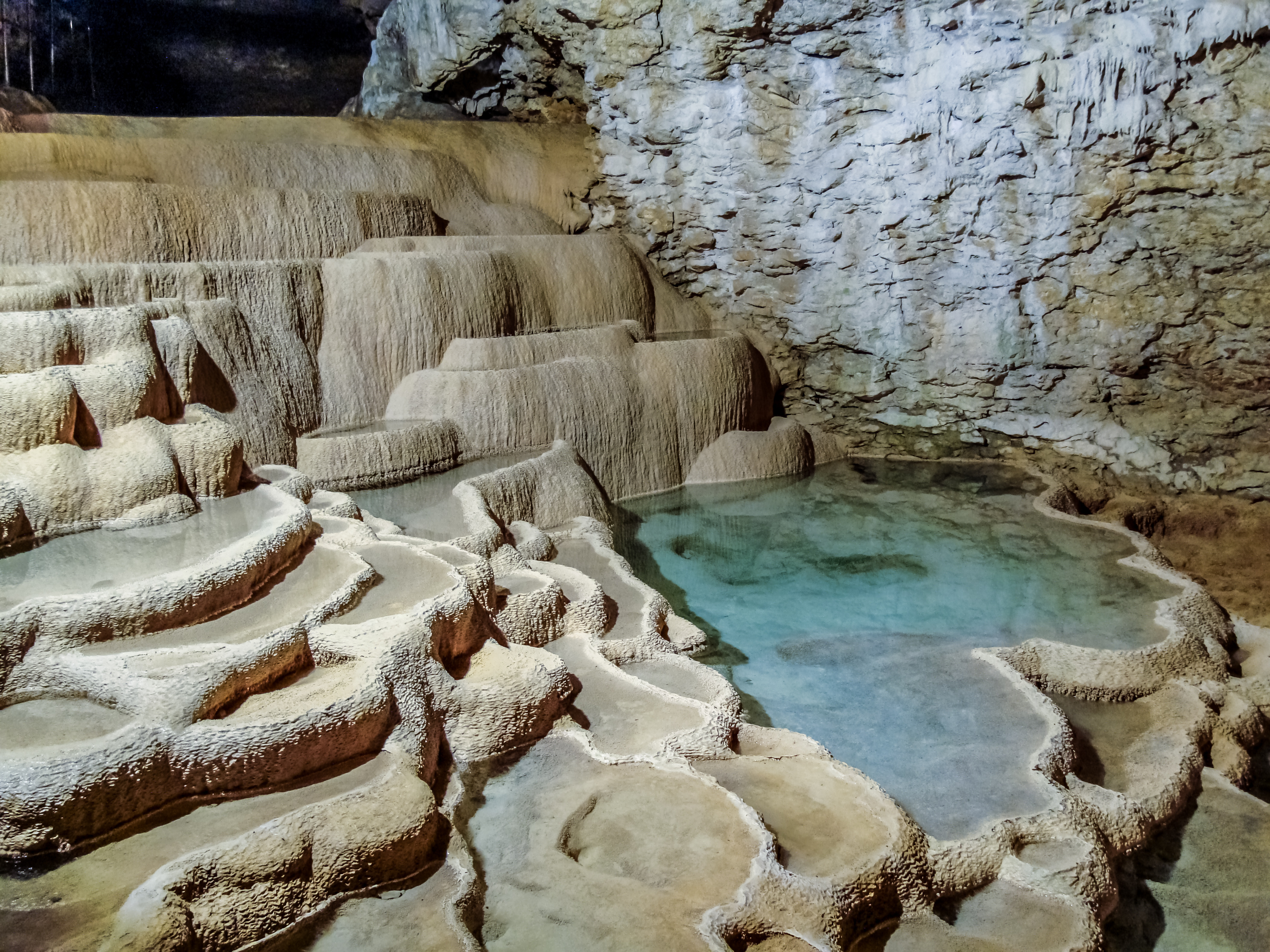 Amphithéâtre des petits bassins ou gours des grottes de la Balme