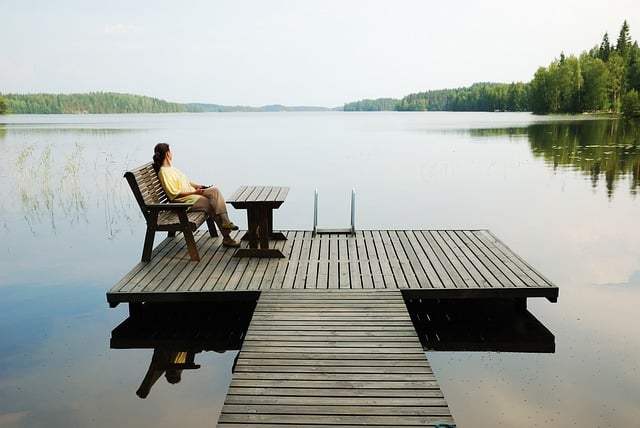 femme relaxée sur un banc sur un lac