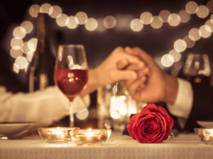 Table amoureux, vin, rose, mains