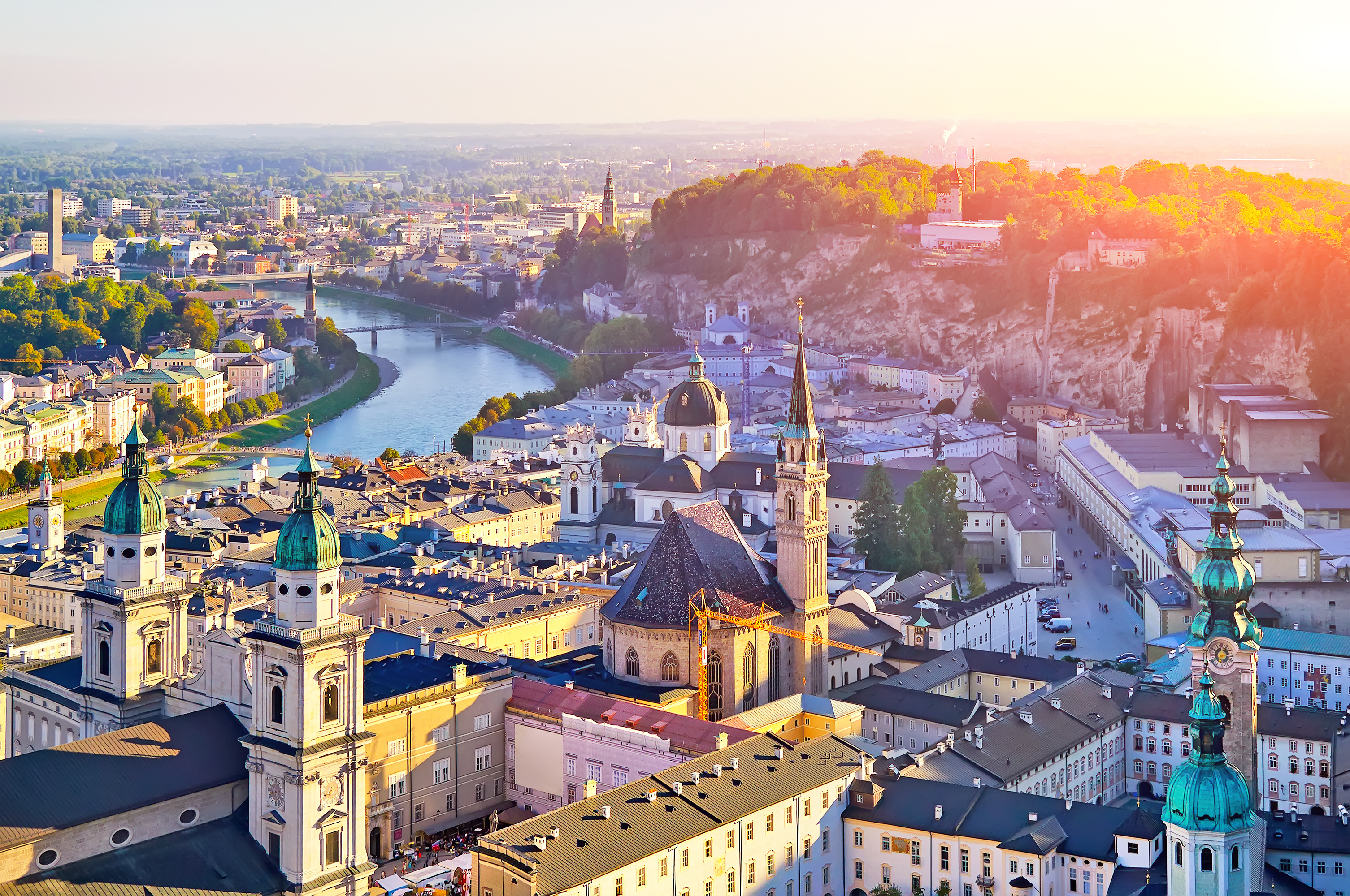Vue aérienne de Salzburg au coucher du soleil