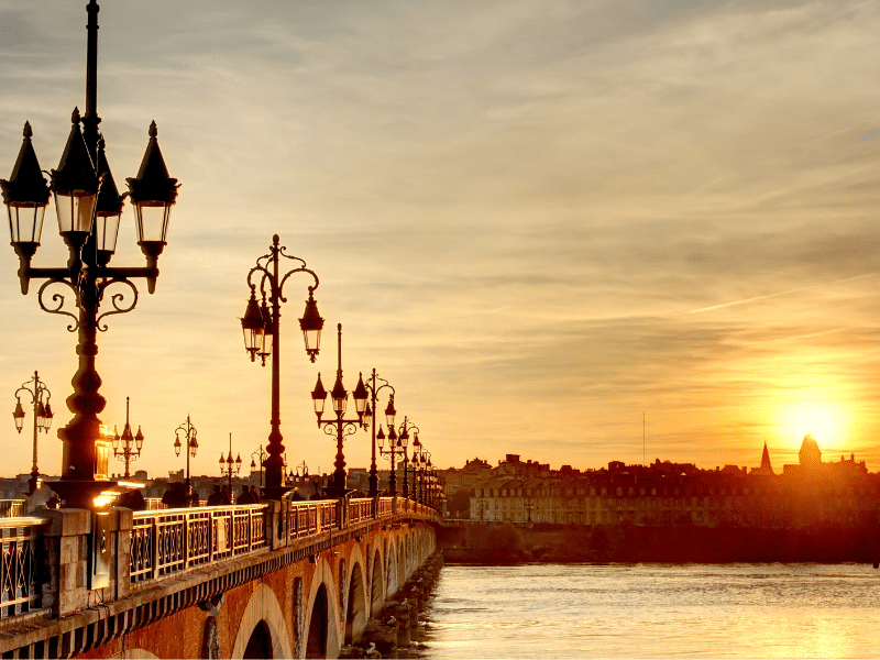 pont à Bordeaux lors du couché du soleil