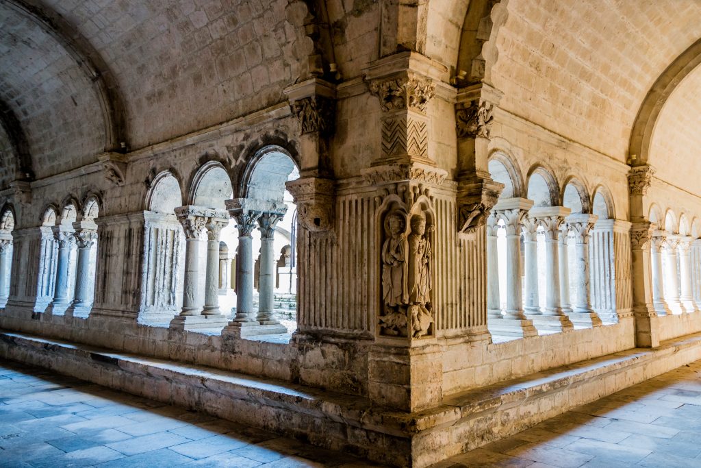 Galerie du cloître de l'Abbaye de Montmajour près d'Arles