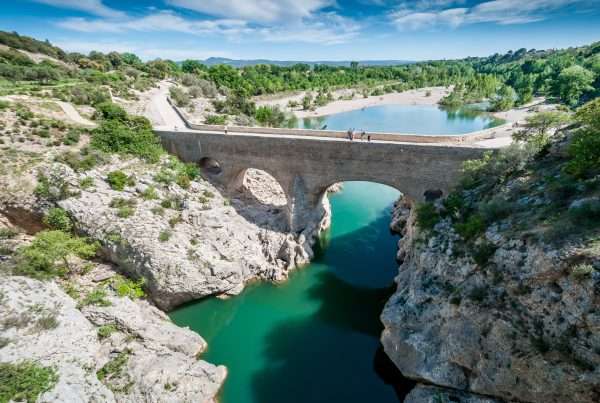 Pont du diable sur l'Hérault près de Saint-Guilhem-le-désert, dans l'Hérault, Languedoc, Occitanie, France