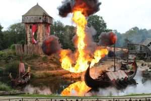 Village en feu attaqué par les Viking spectacle du puy du fou