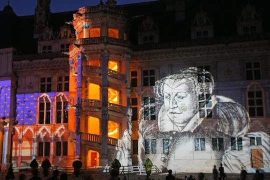 Illustration de: Billet coupe-file pour le château de Blois et le spectacle son et lumière