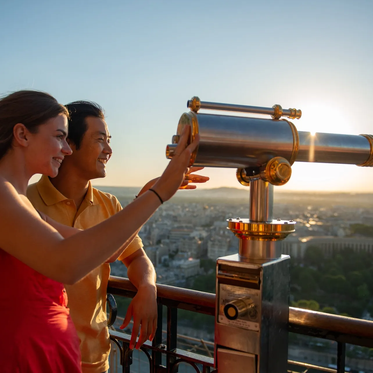 Visite de la Tour Eiffel en soirée : Accès prioritaire au deuxième étage et application audio guide