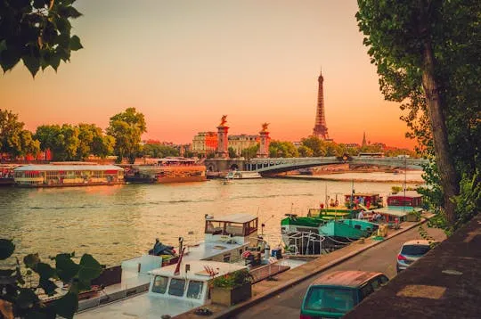 Illustration de: Dîner croisière romantique sur la Seine