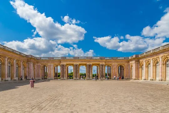 Illustration de: Visite guidée coupe-file du château de Versailles avec accès à l'ensemble du domaine