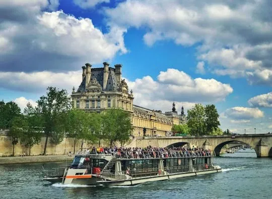 Illustration de: Croisière d'une heure à Paris sur la Seine