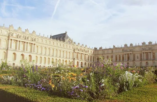 Illustration de: Billets pour le château et les jardins de Versailles avec visite audio sur application mobile