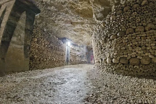 Illustration de: Visite VIP à accès restreint des Catacombes de Paris