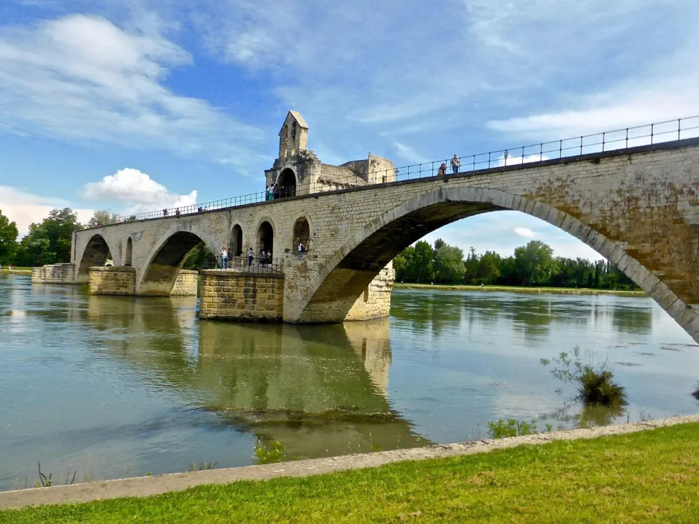 Image de couverture illustrant la destination Avignon