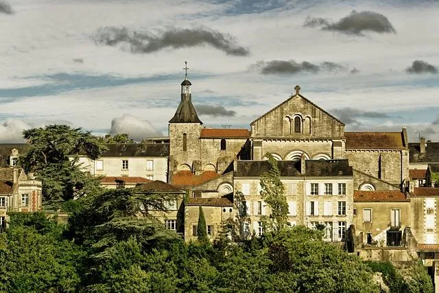 Image de couverture illustrant la destination Poitiers