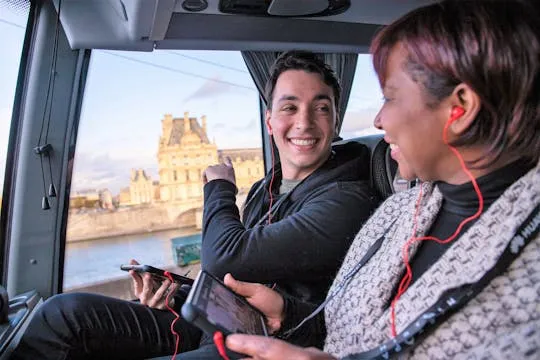 Image qui représente un ticket d'une activité (Visite interactive en bus à Paris et billet pour le spectacle du Moulin Rouge) liée au point d'intéret