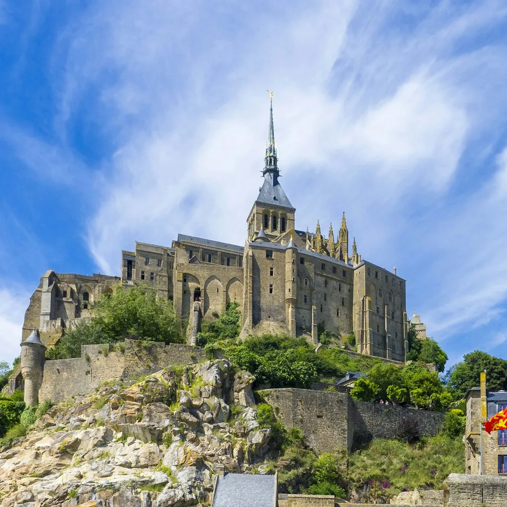 Image qui représente un ticket d'une activité (Excursion d'une journée au Mont-Saint-Michel au départ de Paris) liée au point d'intéret