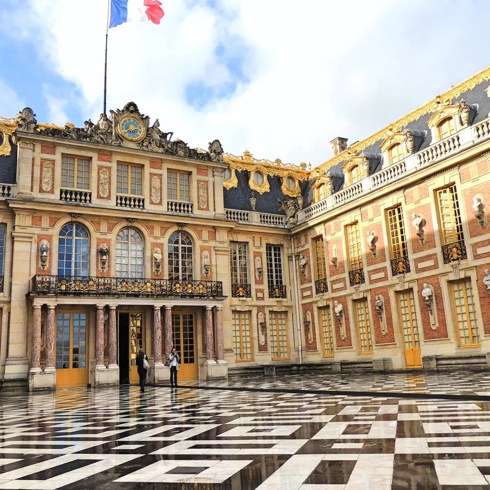 Image qui représente un ticket d'une activité (Visite guidée du château de Versailles et passeport avec accès direct à la ligne d'attente) liée au point d'intéret