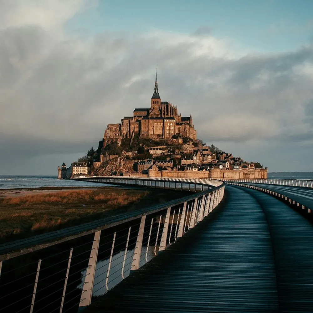 Image qui représente un ticket d'une activité (Mont Saint-Michel : billet d'entrée et visite guidée d'une journée au départ de Paris) liée au point d'intéret