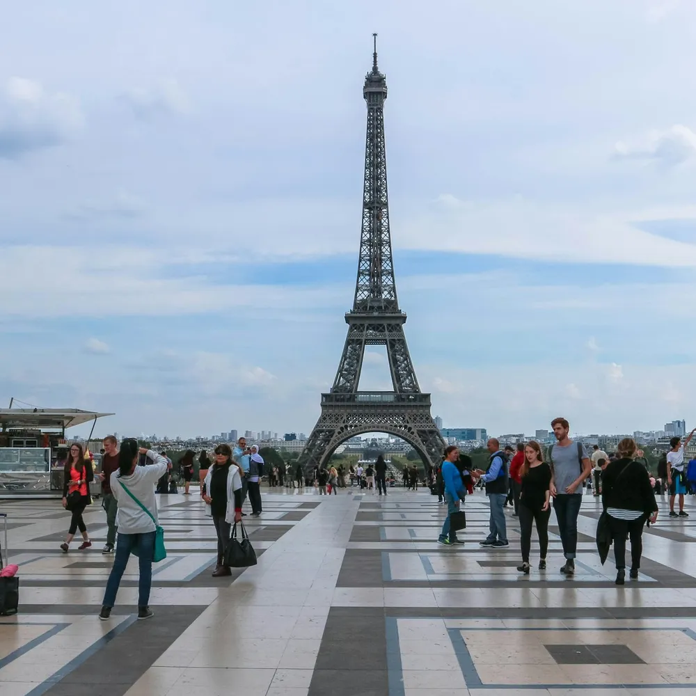 Image qui représente un ticket d'une activité (Tour Eiffel : Visite guidée du Sommet en petit groupe) liée au point d'intéret