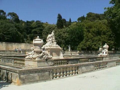 Image qui illustre: Les Jardins de la Fontaine à Nîmes - 0