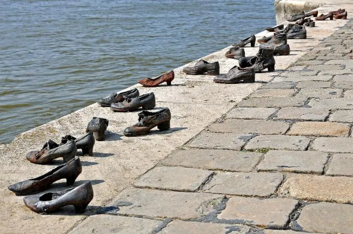 Image qui illustre: Chaussures au bord du Danube