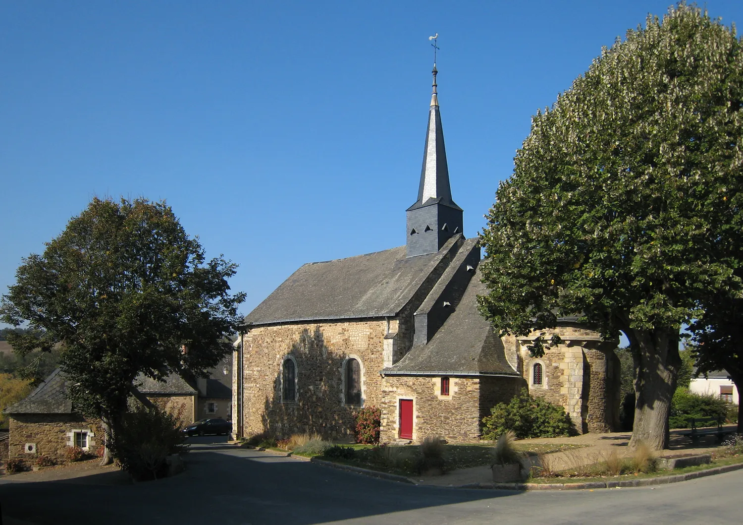 Image qui illustre: Église Saint-pierre - Chenillé-changé à Chenillé-Champteussé - 0